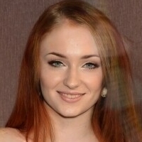 Sophie Turner Fakes Nude